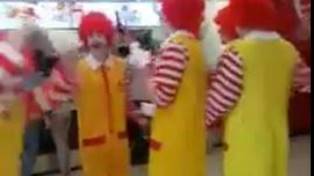 Fanáticos se visten como Ronald MacDonald para protestar contra KFC